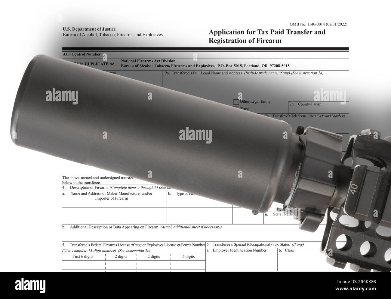 Öffentlich zugänglicher ATF-Schalldämpfer mit Schalldämpfer und Schlagschatten auf einem Sturmgewehr darüber Stockfoto