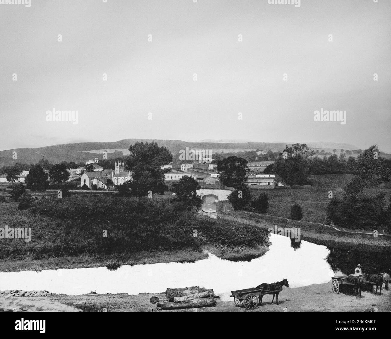 Portlaw, eine Stadt im County Waterford, Irland, aus dem späten 19. Jahrhundert. Es wurde von der Familie Malcomson Anfang des 19. Jahrhunderts gegründet, als es der erfolgreichste Versuch war, eine Baumwollindustrie in Irland zu schaffen, und etwas mehr als anderthalbtausend Arbeitsplätze für die Einwohner geschaffen hat. Im Jahr 1876 ging das Unternehmen in Konkurs und konnte den Niedergang der Branche, der unweigerlich zum Niedergang von Portlaw als Industriedorf führte, nicht bewältigen. Stockfoto