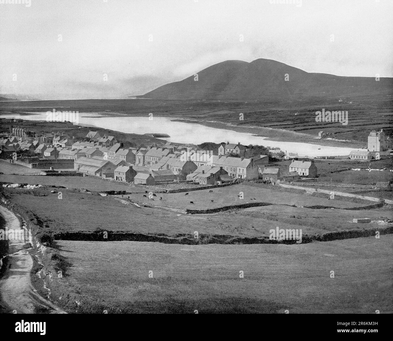 Ein Blick aus dem späten 18. Jahrhundert auf Cahersiveen, eine Stadt in der Grafschaft Kerry, Irland. Die Stadt liegt am Ring of Kerry, am Fuße des Beentee Mountain, am Fluss Fertha und mit Blick auf den Hafen von Valentia. Stockfoto