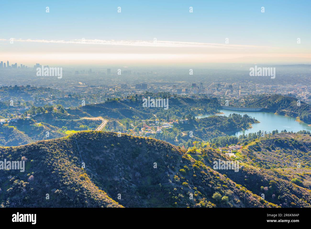 Lake Hollywood, Hollywood Hills und die Stadt Los Angeles von einem Hügel aus gesehen. Reise- und Naturthemen im Hintergrund. Stockfoto