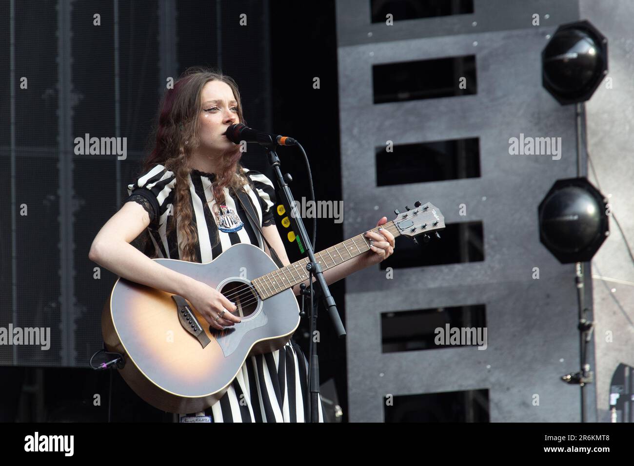 Newcastle, Großbritannien - 9.6.23 tritt Holly Humberstone im St. James Park auf, der Heimat von Newcastle United, am ersten Abend von zwei ausverkauften Auftritten, die Sam Fender unterstützen. Foto: Jill O'Donnell/Alamy Live News Stockfoto