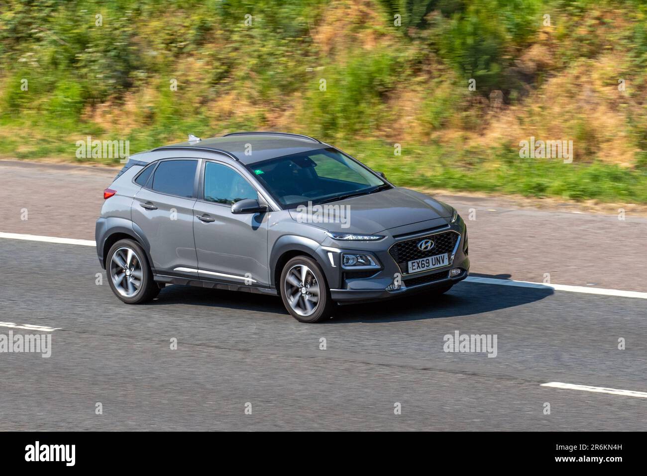 2019 Grey Hyundai Kona Premium; Fahrt mit hoher Geschwindigkeit auf der Autobahn M6 in Greater Manchester, Großbritannien Stockfoto