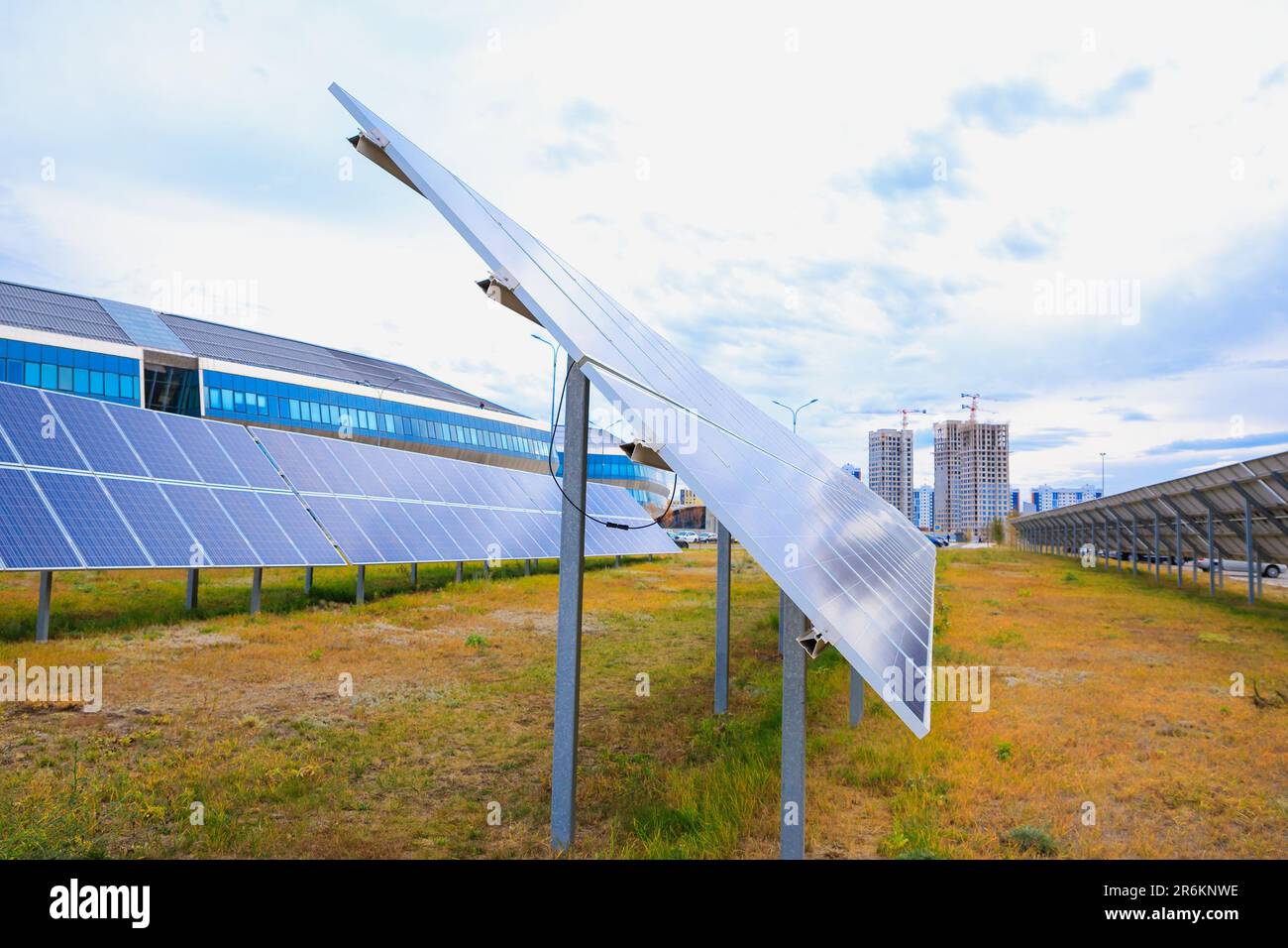 Am Boden montierte Solarenergie-Photovoltaikmodule auf Gras. Solarenergiesystem. Nahaufnahme. Stockfoto