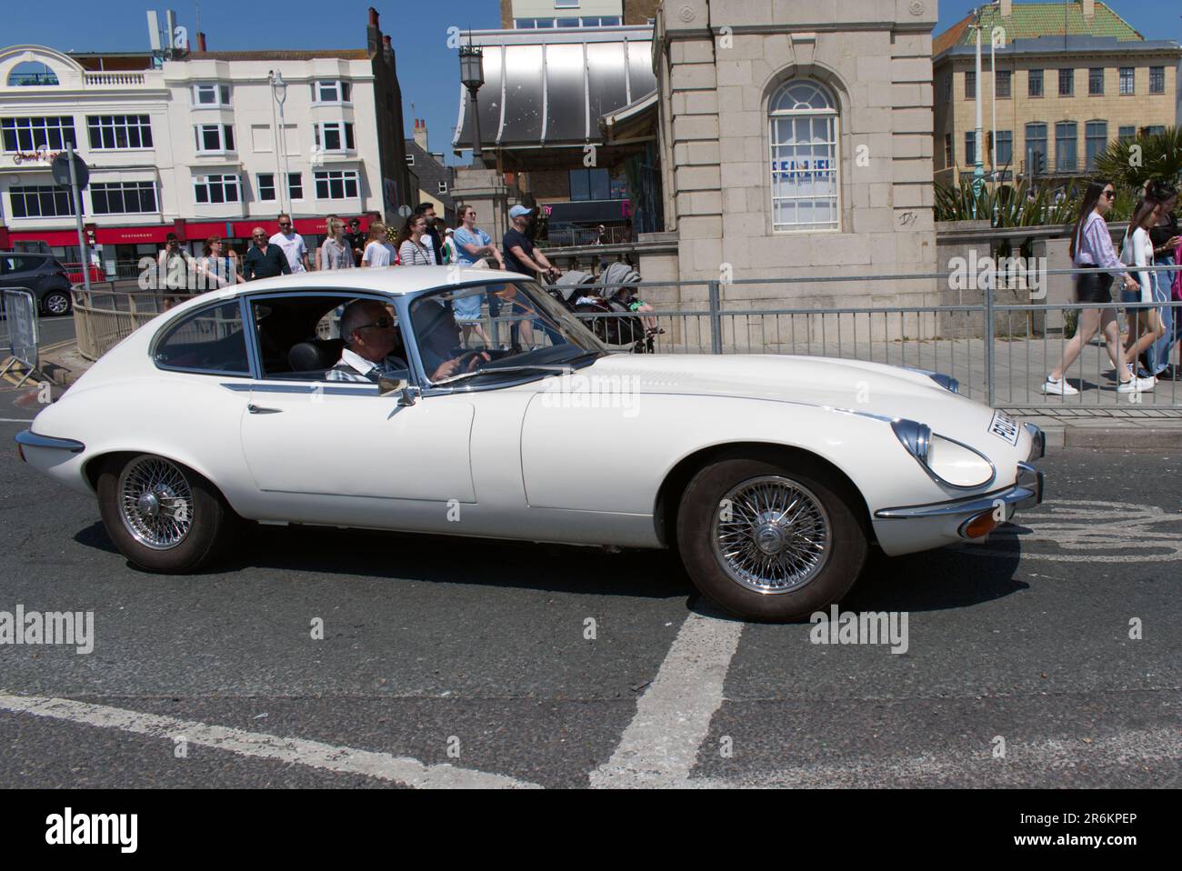 Eleganter, weißer Jaguar Typ E PGU 58 bei der London to Brighton Modern Classic Car Run vom Brooklands Museum. Stockfoto