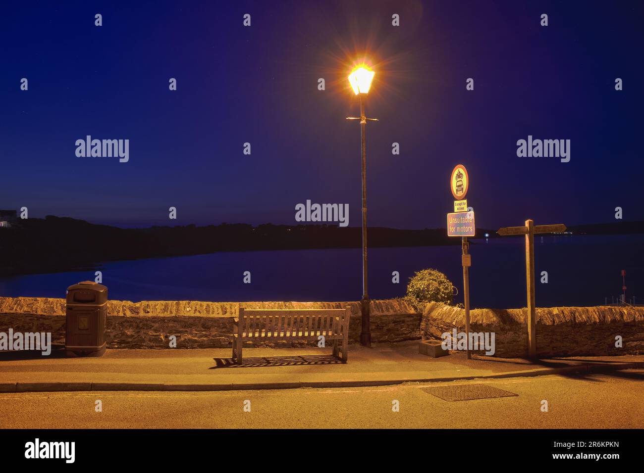 Portscatho in Cornwall, gegen Mitternacht. Mit Blick auf Porthcurnick Beach im südlichen Teil des südwestlichen Küstenpfads. Stockfoto