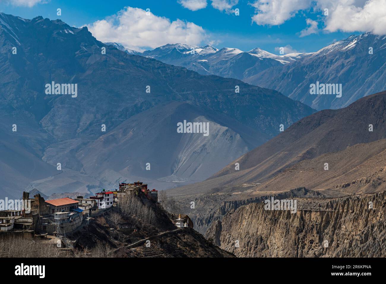 Dorf am Rand, Muktinath-Tal, Königreich Mustang, Himalaya, Nepal, Asien Stockfoto