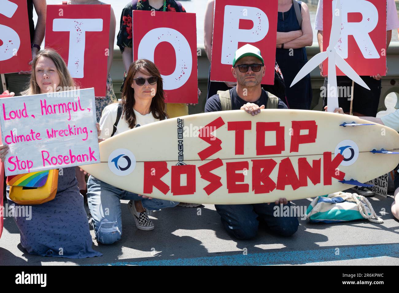 London, Großbritannien. 10. Juni 2023. Protest gegen die Erschließung des Rosebank-Ölfeldes durch die norwegische staatliche Ölgesellschaft Equinor, die, so die Wahlkämpfer, Klimaziele und Meerestiere bedroht. Es liegt 130 km westlich der Shetland-Inseln und ist das größte noch nicht erschlossene Ölfeld in der Nordsee. Der Protest, einer von vielen im ganzen Land, wurde von einer Koalition von Klima- und Meeresorganisationen organisiert, darunter Friends of the Earth Scotland, Greenpeace UK, Oceana UK, Parents for Future UK, Sea Shepherd UK und Surfers Against Sewage. Kredit: Ron Fassbender/Alamy Live News Stockfoto