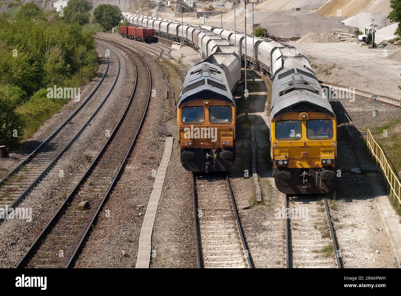 GBRF-Lokomotiven der Klasse 66 warten darauf, dass Züge im Steinbruch Cemex in Derbyshire mit feinkörnigen Zuschlagstoffen beladen werden Stockfoto