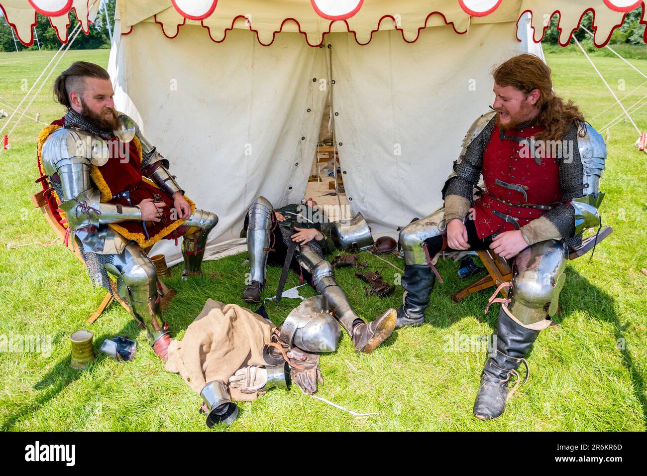 London, Großbritannien. 10. Juni 2023 Nach der Teilnahme an einer Schlacht in der Hitze des Jahres 28C während des Barnet Medieval Festivals im Norden Londons. Es ist das einzige mittelalterliche Festival der Hauptstadt und widmet sich der Verwicklung der Menschen in die Geschichte der Schlacht von Barnet und ihre Bedeutung in den Rosenkriegen. In der Schlacht um Barnet führte Edward IV. Seine Yorkisten-Armee am 14. April 1471 zum Sieg gegen die lancastrianischen Streitkräfte unter der Führung des Earl of Warwick. Kredit: Stephen Chung / Alamy Live News Stockfoto