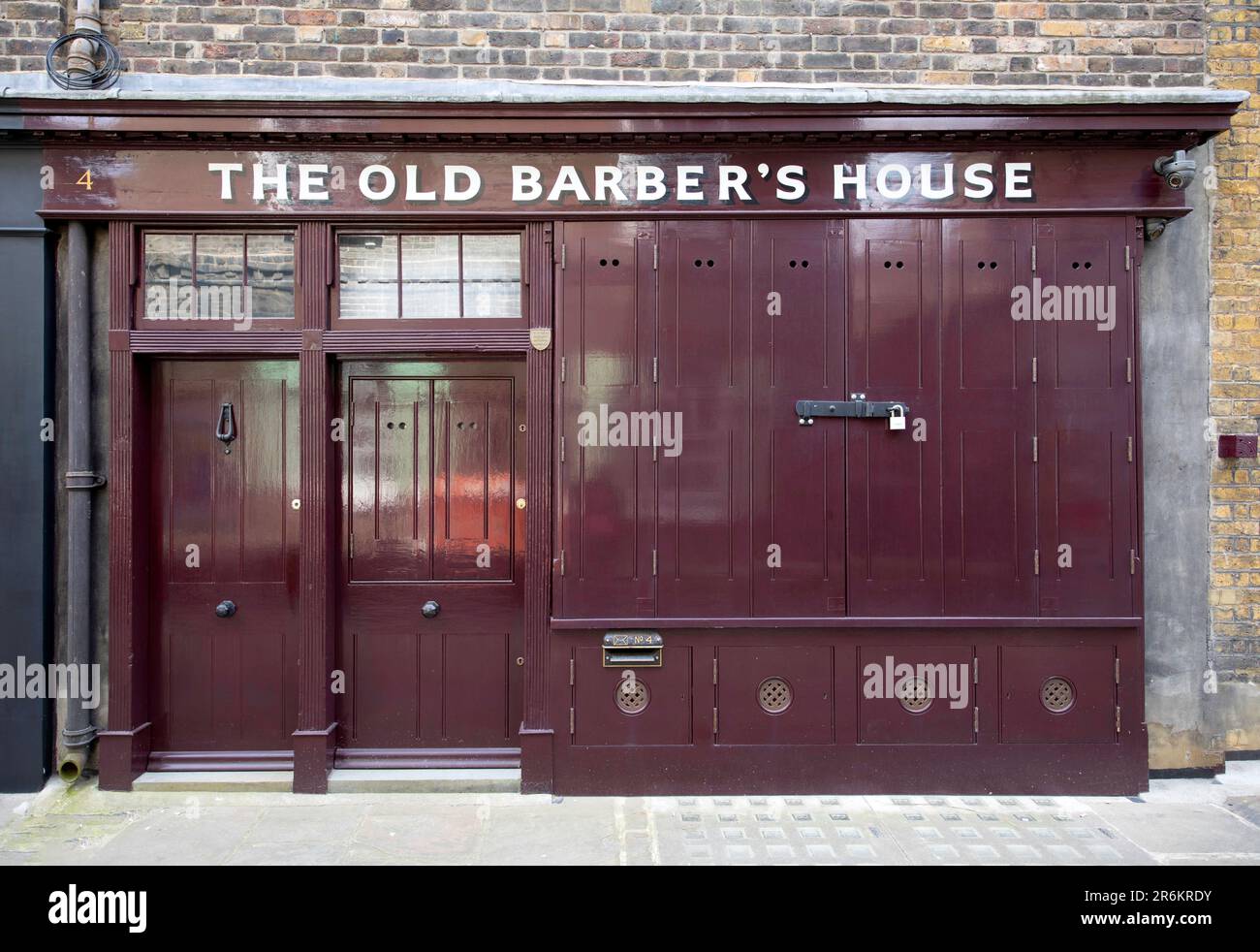 London, Großbritannien - Mai 17 2023: Das Old Barber's House in Puma Court in Spitalfields, East London. Stockfoto