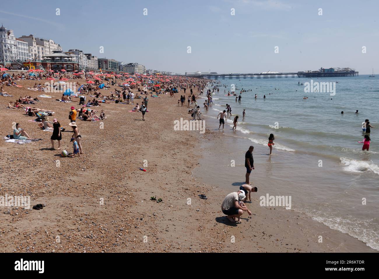 Brighton Beach, City of Brighton & Hove, East Sussex, Großbritannien. Brighton Beach war während der Hitzewelle voll. 10. Juni 2023 Stockfoto
