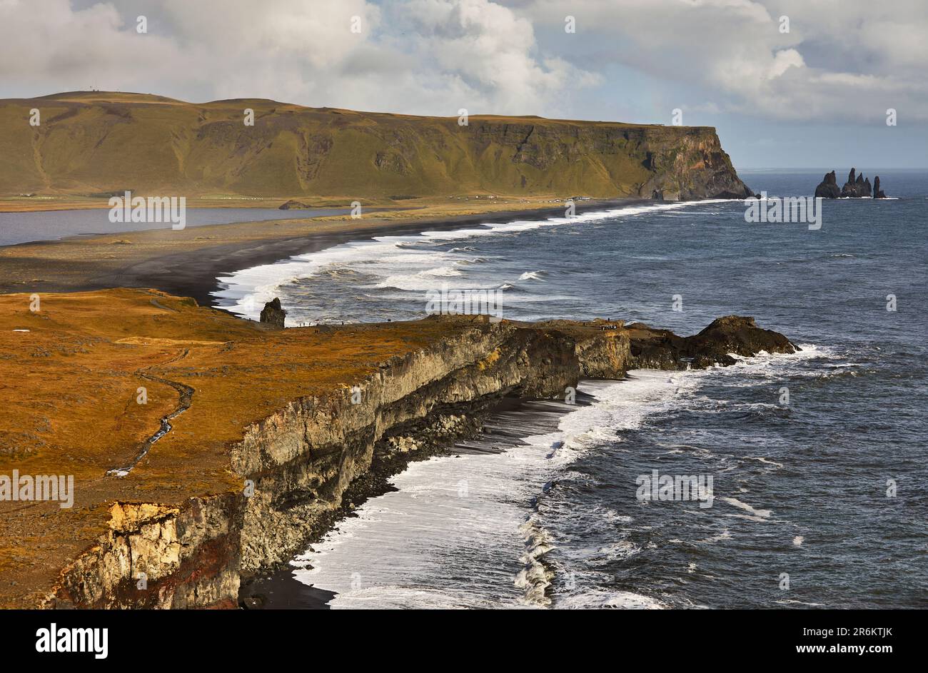 Blick von der Insel Dyrholaey entlang des Strandes Reynisfjara in Richtung der Stadt Vik, Südisland, Polarregionen Stockfoto