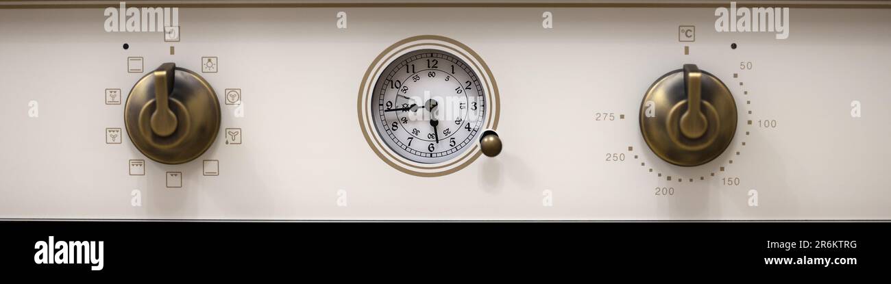 4x1-Banner für soziale Netzwerke und Websites. Gas- oder elektrische Kochplatte mit Schaltern und Uhr Stockfoto