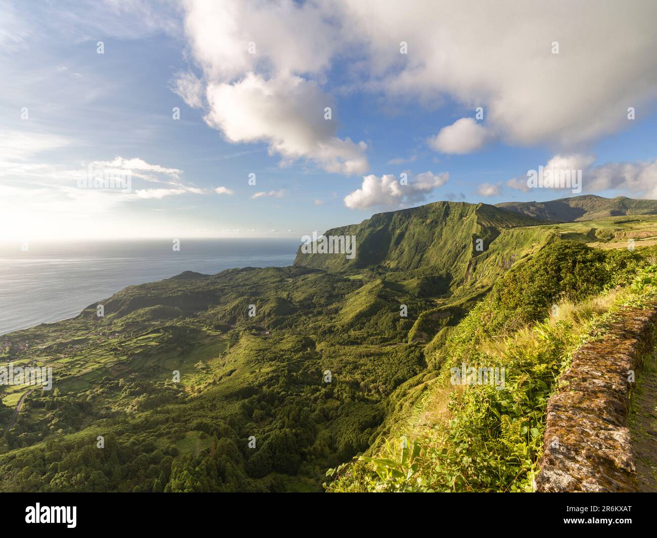 Grüne Berge an einem sonnigen Abend von Miradouro Craveiro Lopes auf Flores Island, Azoren Inseln, Portugal, Atlantik, Europa Stockfoto