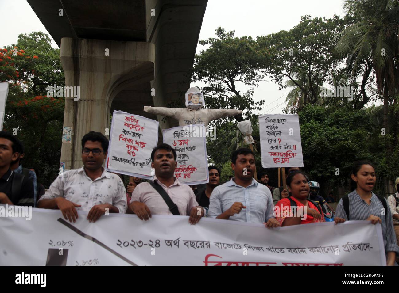 8Jun2023, Dhaka Bangladesch, verbrannte das Zentralkomitee der Samajtantrik Chhatra Front die Kushpuolika des Finanzministers, um die Zuteilung zu fordern Stockfoto