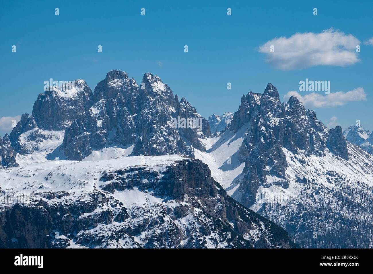 Der Cristallo, der an einem sonnigen Tag von Schnee bedeckt ist, Cortina d'Ampezzo, Dolomiten, Belluno, Italien, Europa Stockfoto