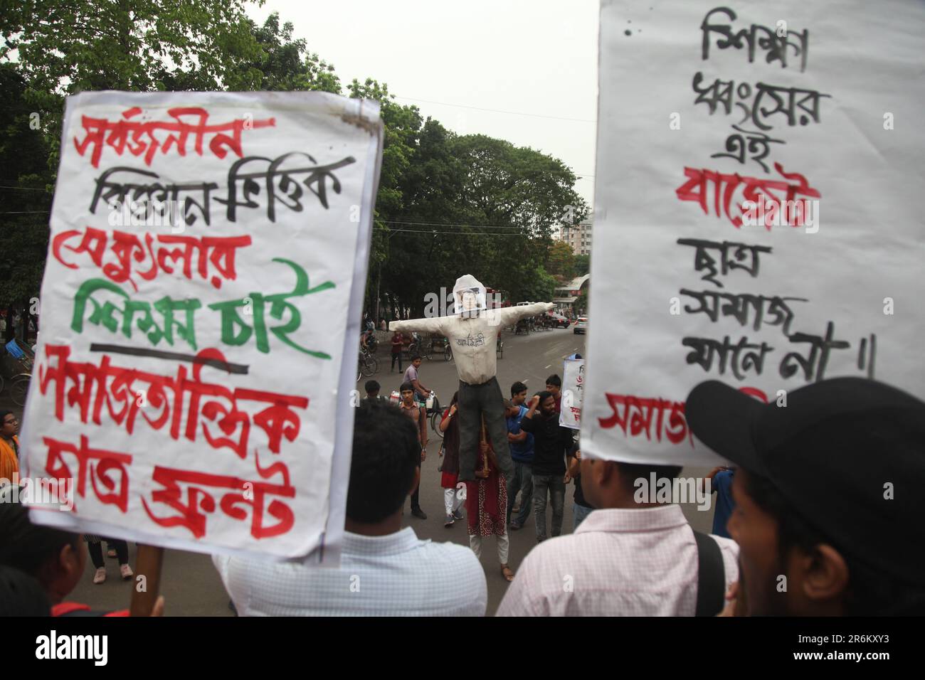 8Jun2023 Dhaka Bangladesch, das Zentralkomitee der Samajtantrik Chhatra Front inszenierte einen protestmarsch, in dem eine Kürzung der Zuteilung an die Pädagogen gefordert wurde Stockfoto