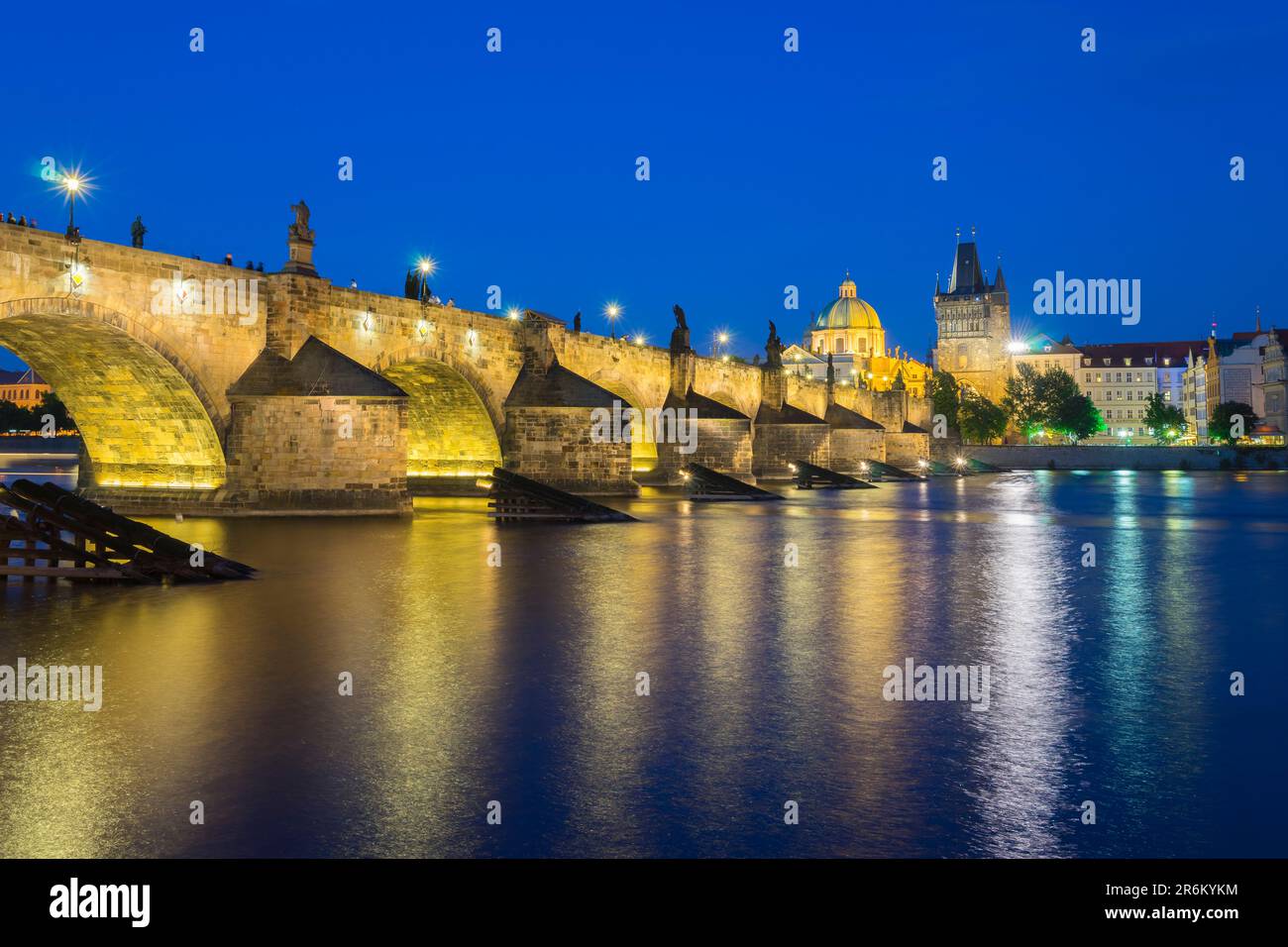 Beleuchtete Karlsbrücke mit Reflexionen in der Dämmerung, UNESCO-Weltkulturerbe, Prag, Böhmen, Tschechische Republik (Tschechien), Europa Stockfoto