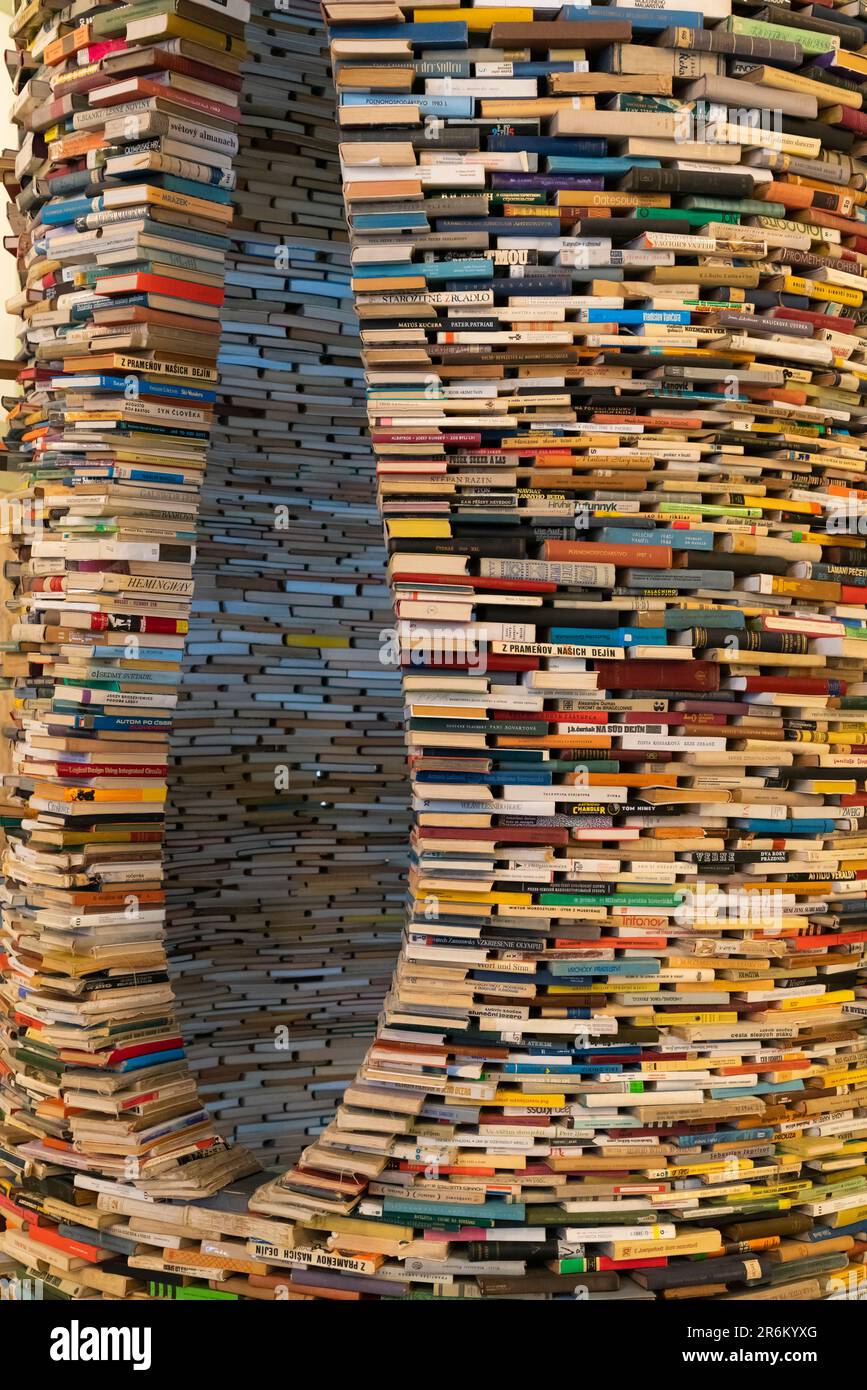 Kunstwerk namens Idiom, 1998 von Matej Kren entworfen, ein Buchtunnel mit 8000 Büchern in der Stadtbibliothek von Prag, Prag, Tschechische Republik (Tschechien) Stockfoto