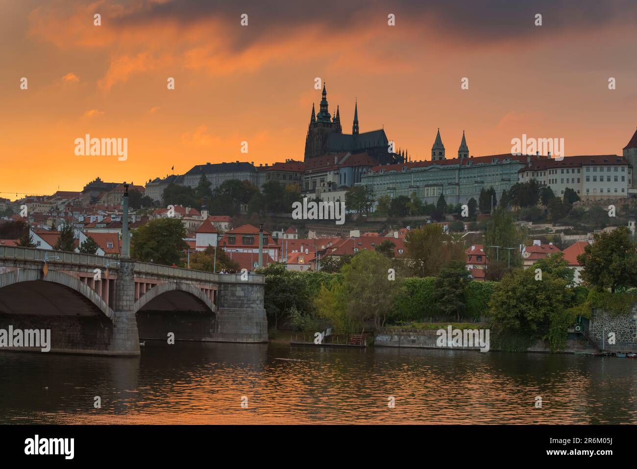 Prager Burg und Manes-Brücke bei Sonnenuntergang, Prag, Böhmen, Tschechische Republik (Tschechien), Europa Stockfoto