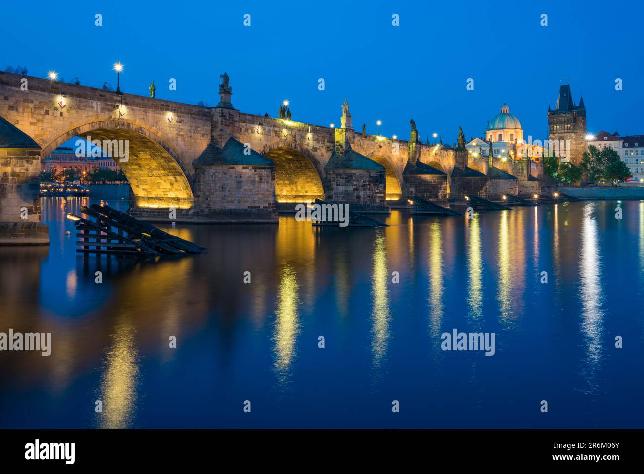 Beleuchtete Karlsbrücke mit Reflexionen in der Dämmerung, UNESCO-Weltkulturerbe, Prag, Böhmen, Tschechische Republik (Tschechien), Europa Stockfoto