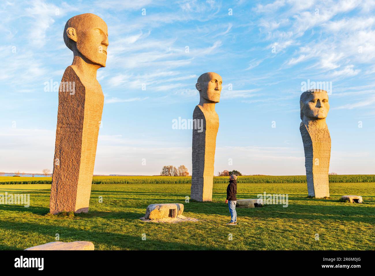Touristen bewundern Dodekalitten Statuen bei Sonnenuntergang, Lolland Island, Region Seeland, Dänemark, Europa Stockfoto