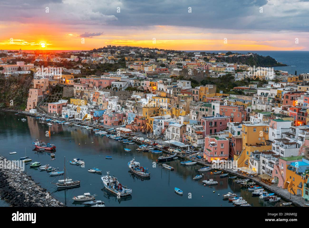 Sonnenuntergang auf Marina Corricella, dem berühmten farbenfrohen Fischerdorf auf der Insel Procida, Tyrrhenian Sea, Viertel Neapel, Bucht von Neapel, Region Kampanien Stockfoto
