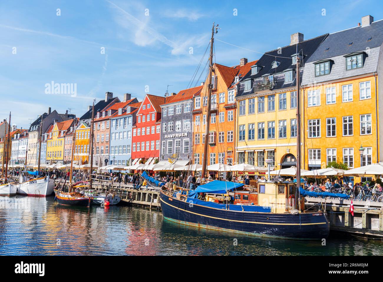 Farbenfrohe Häuser und hölzerne Boote im Nyhavn Hafen, Kopenhagen, Dänemark, Skandinavien, Europa Stockfoto