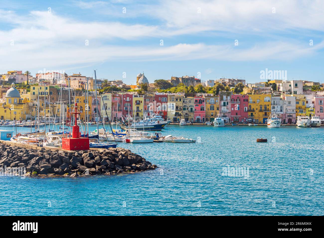 Blick auf den Hafen und das farbenfrohe Dorf Procida, die Insel Procida, das Tyrrhenische Meer, das Viertel Neapel, die Bucht von Neapel, Region Kampanien, Italien, Europa Stockfoto
