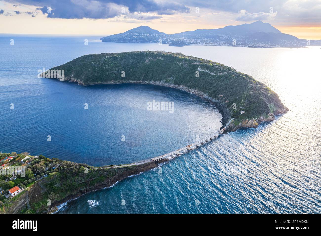 Luftaufnahme auf die Insel Vivara, der alte Vulkankrater stürzte zusammen, mit den Bergen der Insel Ischia im Hintergrund, dem Tyrrhenischen Meer Stockfoto