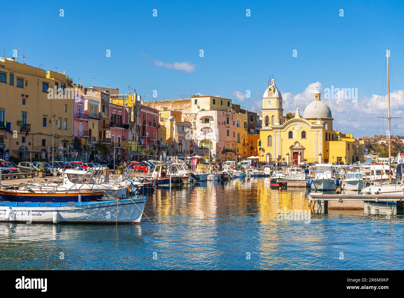 Das farbenfrohe Fischerdorf Marina di Procida, Hafen Procida, Insel Procida, Tyrrhenisches Meer, Viertel Neapel, Naples Bay, Region Kampanien Stockfoto