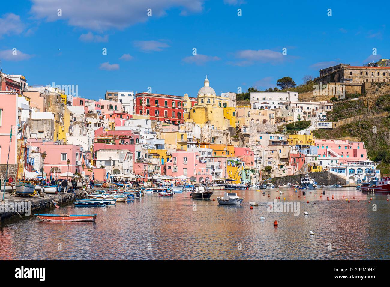 Blick auf das berühmte farbenfrohe italienische Fischerdorf Marina Corricella, die Insel Procida und das Tyrrhenische Meer Stockfoto