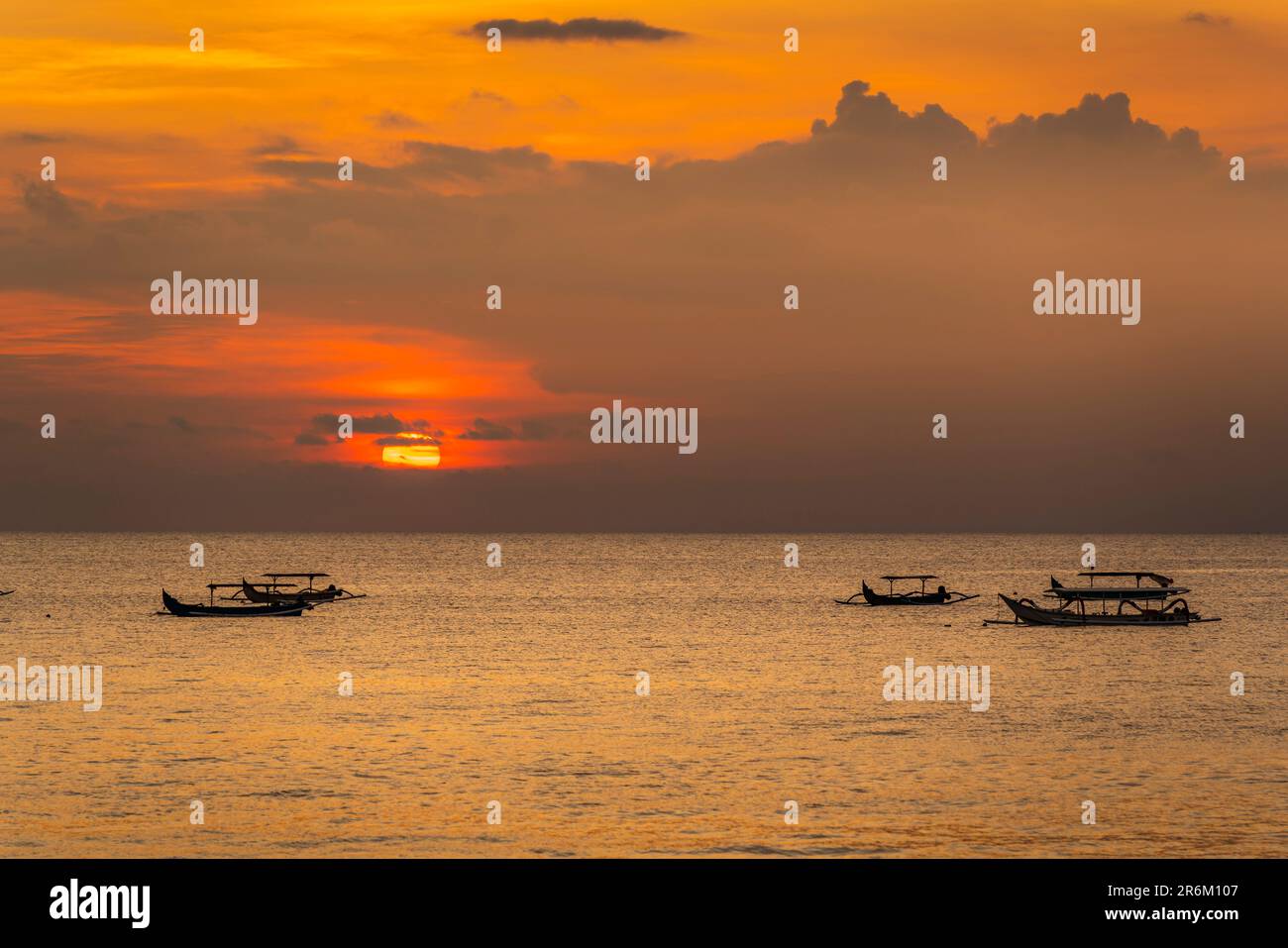 Blick auf Sonnenuntergang und Angelausleger im Indischen Ozean von Kuta Beach, Kuta, Bali, Indonesien, Südostasien, Asien Stockfoto