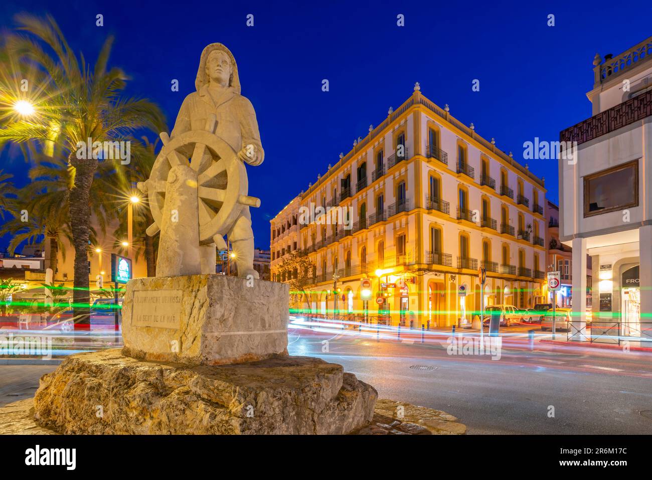 Blick auf das Monument a la Gent de la Mar in der Nähe des Hafens in der Abenddämmerung, UNESCO-Weltkulturerbe, Ibiza-Stadt, Eivissa, Balearen, Spanien, Mittelmeer Stockfoto