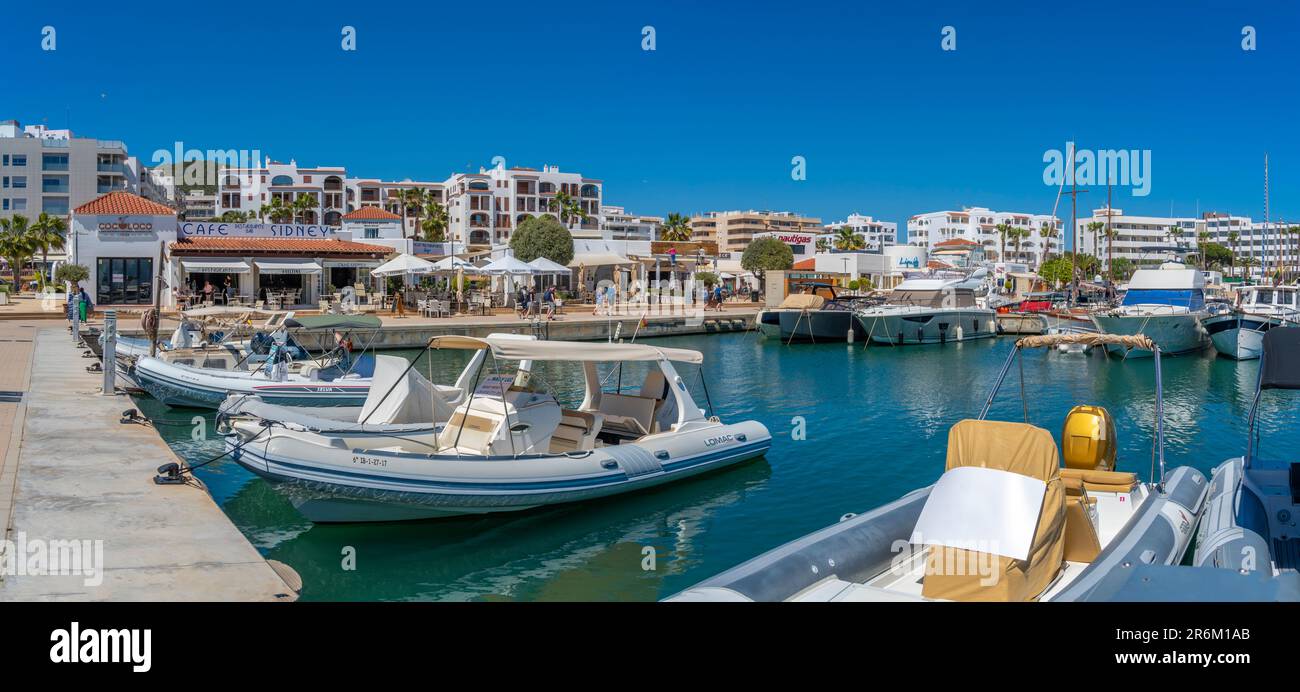 Blick auf Boote und Restaurants in Marina Santa Eulalia, Santa Eularia des Riu, Ibiza, Balearen, Spanien, Mittelmeer, Europa Stockfoto