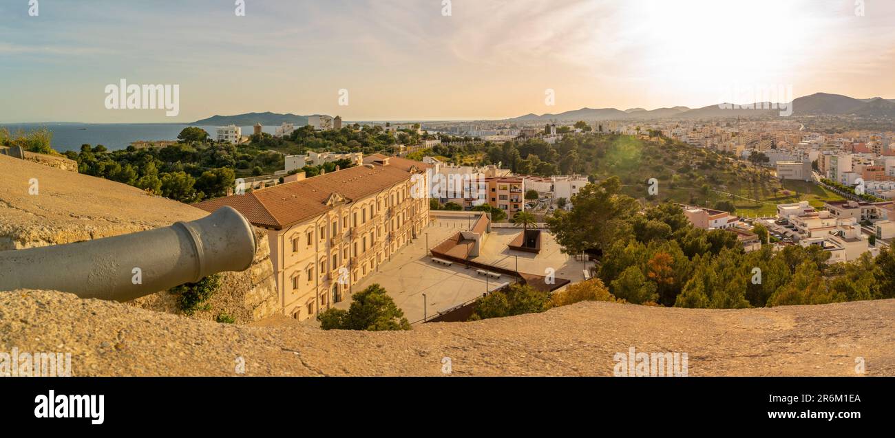 Erhöhte Aussicht auf die Stadtmauern und Ibiza-Stadt, UNESCO-Weltkulturerbe, Ibiza-Stadt, Eivissa, Balearen, Spanien, Mittelmeerraum, Europa Stockfoto