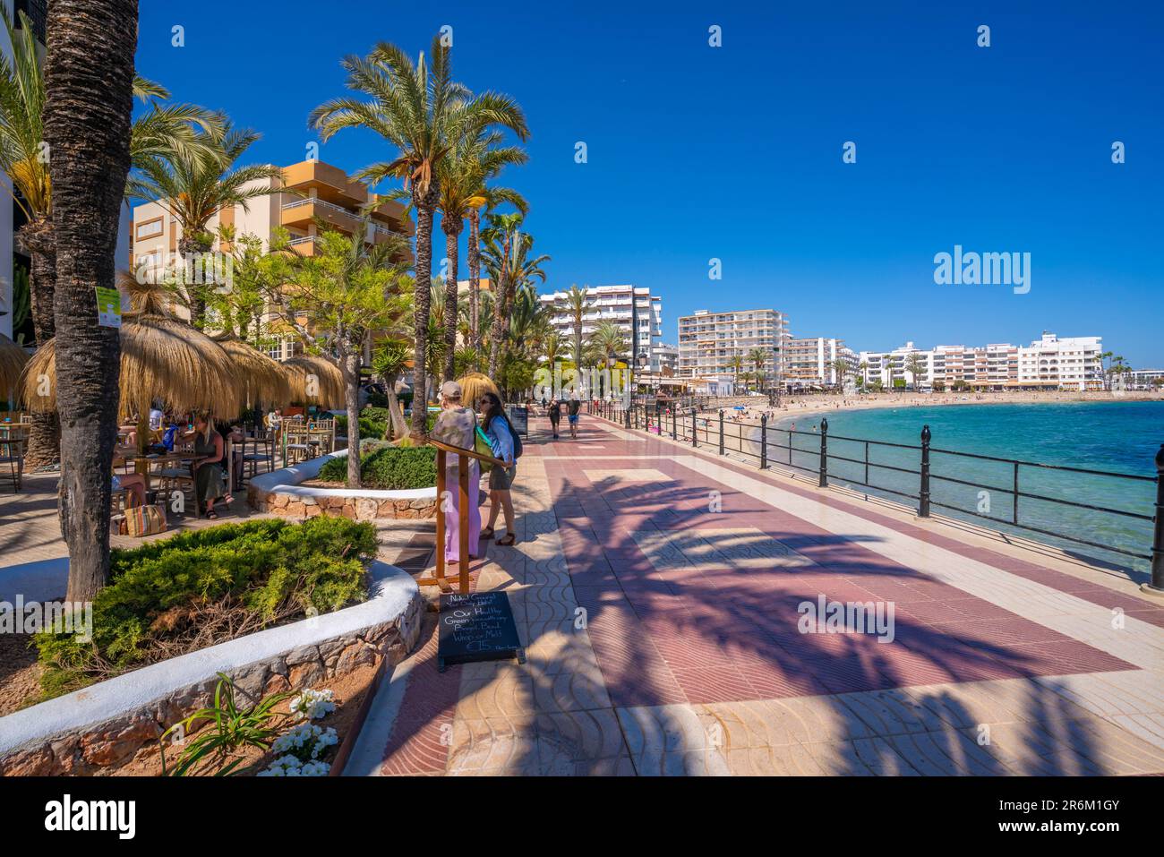 Blick auf die Promenade und Playa De Santa Eulalia, Santa Eularia des Riu, Ibiza, Balearen, Spanien, Mittelmeer, Europa Stockfoto