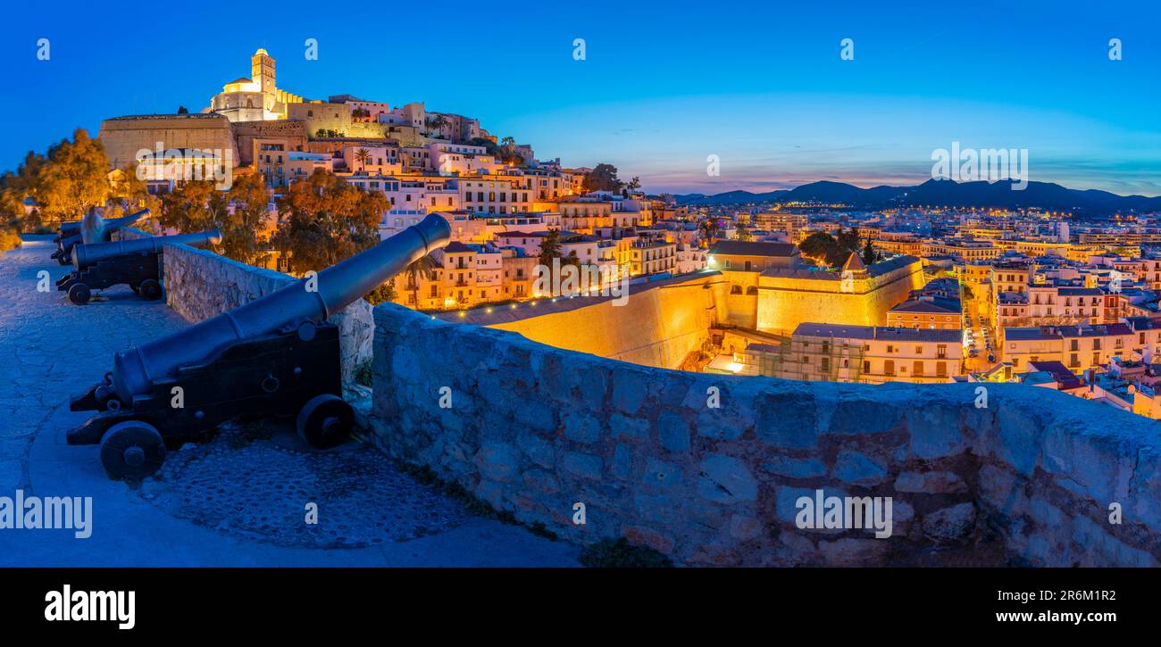 Blick auf Bastion, Kanonen, Stadtmauern, Kathedrale und Altstadt von Dalt Vila in der Abenddämmerung, UNESCO-Weltkulturerbe, Ibiza-Stadt Stockfoto