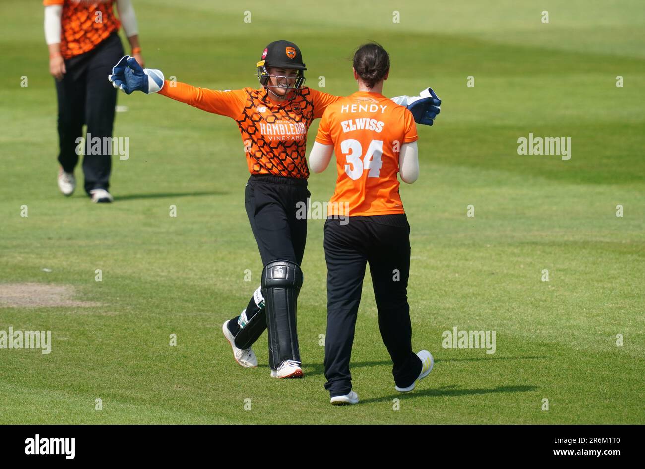 Southern Vipers Nicole Faltum gratuliert Georgia Elwiss (rechts), nachdem er die Donner Naomi Dattani während des Halbfinalspiels des Charlotte Edwards Cup in New Road, Worcester, abserviert hat. Foto: Samstag, 10. Juni 2023. Stockfoto