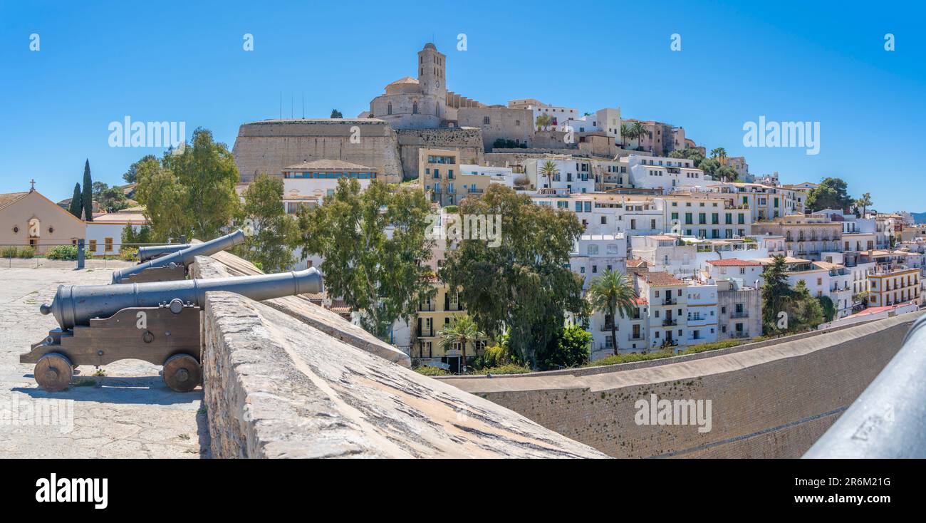 Blick auf Kanonen, Dalt Vila und Kathedrale, UNESCO-Weltkulturerbe, Ibiza-Stadt, Eivissa, Balearen, Spanien, Mittelmeerraum, Europa Stockfoto