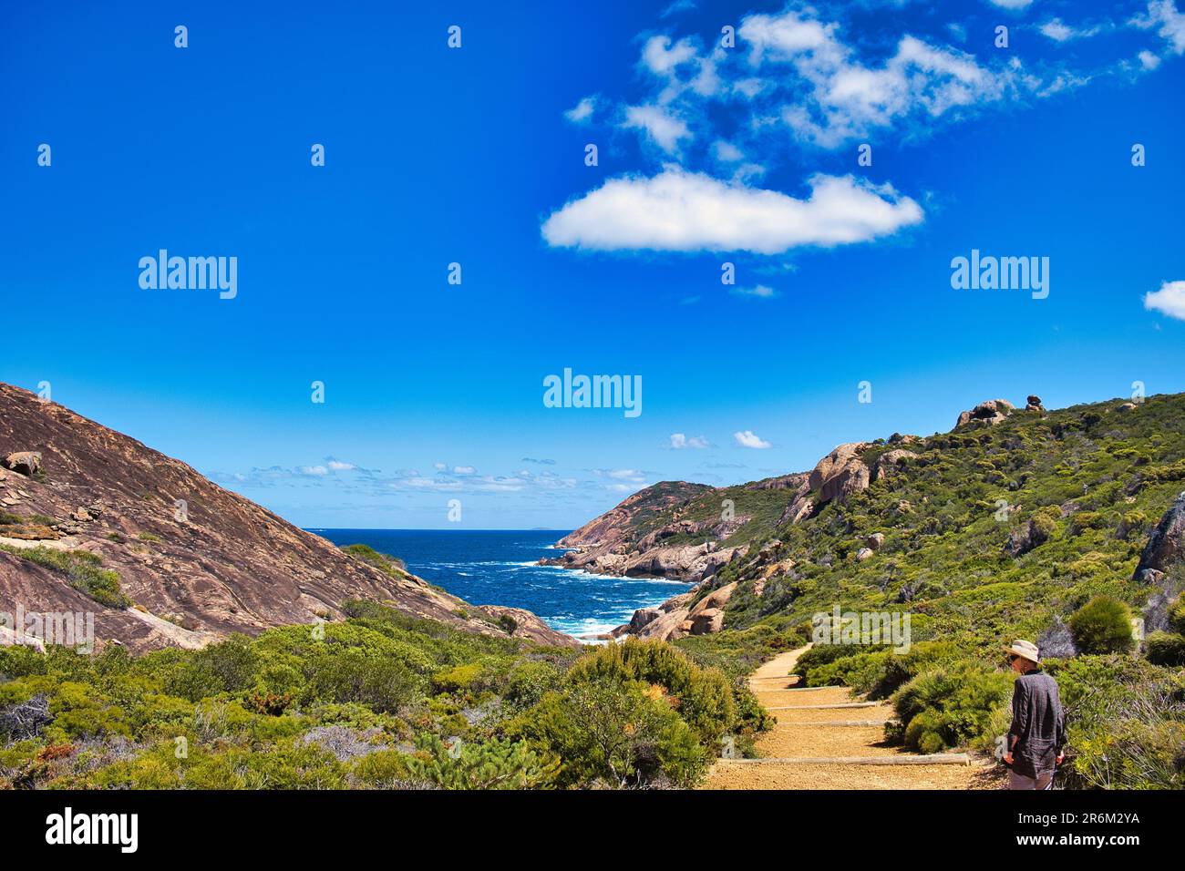 Der Küstenpfad zwischen Lucky Bay und Thistle Cove im Cape Le Grand National Park, Westaustralien, führt über granitische Felsen und niedriges Küstenvegetar Stockfoto