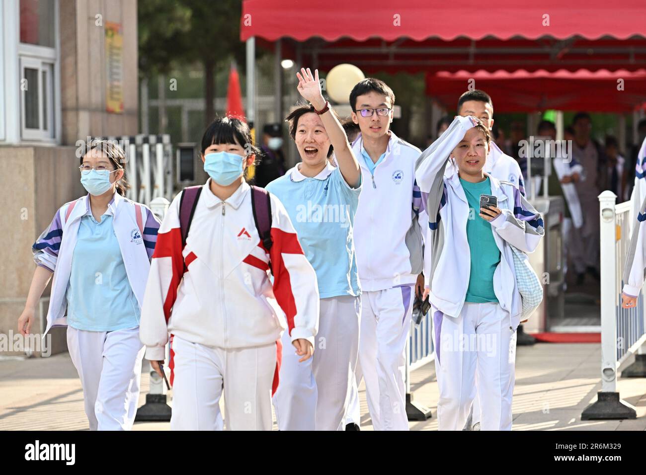 Peking, China. 10. Juni 2023. Prüfungskandidaten verlassen einen Prüfungsort in Peking, Hauptstadt von China, am 10. Juni 2023. Chinas jährliche College-Aufnahmeprüfung, oder "Gaokao", endete landesweit am Samstag. Die genaue Zahl der Bewerber für den diesjährigen "Gaokao" beträgt 12,91 Millionen, ein Rekordhoch seit der Wiederaufnahme der Reifung im Jahr 1977. Kredit: Li Xin/Xinhua/Alamy Live News Stockfoto