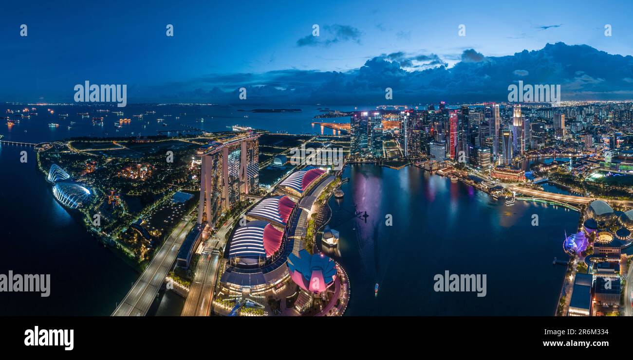 Blick aus der Vogelperspektive auf Marina Bay Sands und Singapore City Harbour bei Nacht, Singapur, Südostasien, Asien Stockfoto