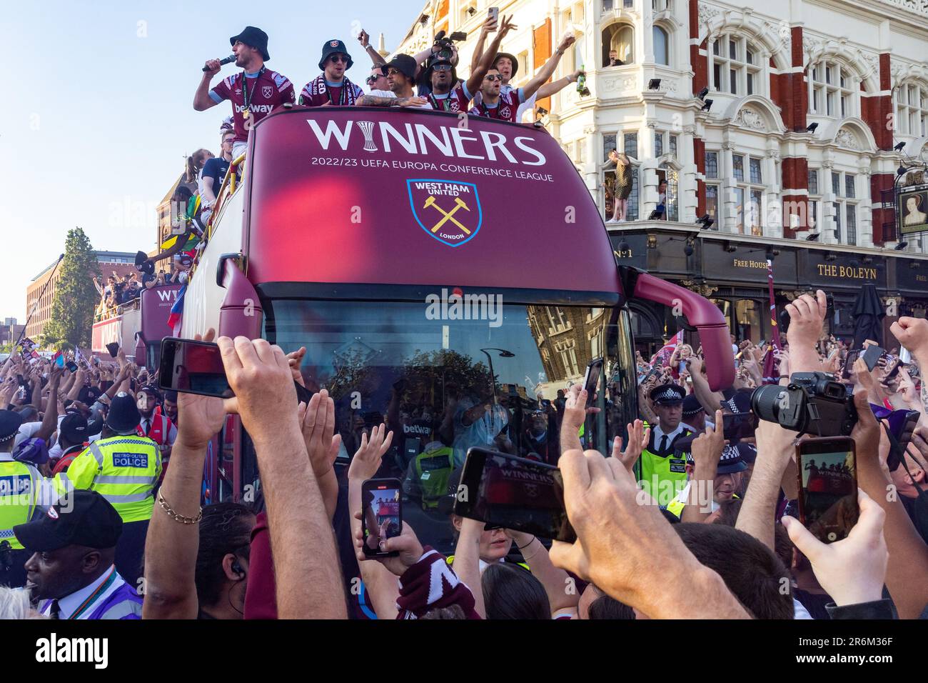 London, Großbritannien. 8. Juni 2023. Fußballspieler von West Ham United werden zu Beginn einer Siegesparade der UEFA Europa Conference League von Fans in der Green Street und der Barking Road in der Nähe des ehemaligen Boleyn Ground Stadions des Clubs in Upton Park begrüßt. West Ham besiegte ACF Fiorentina im Finale der UEFA Europa Conference League am 7. Juni und gewann damit die erste große Trophäe seit 1980. Kredit: Mark Kerrison/Alamy Live News Stockfoto