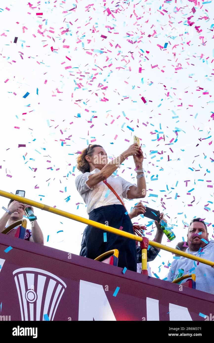 London, Großbritannien. 8. Juni 2023. Roberta Moore, Tochter des ehemaligen West Ham United und Englands Kapitän Bobby Moore, wird in einem Bus mit offenem Oberdeck während einer Siegesparade der UEFA Europa Conference League durch überfüllte Straßen in der Nähe des ehemaligen Boleyn Ground Stadions von West Ham in Upton Park fotografiert. West Ham besiegte ACF Fiorentina im Finale der UEFA Europa Conference League am 7. Juni und gewann damit die erste große Trophäe seit 1980. Kredit: Mark Kerrison/Alamy Live News Stockfoto