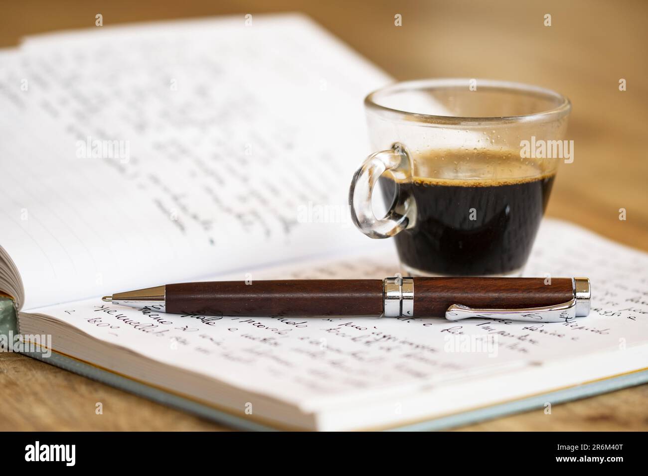 Eigene persönliche Gedanken bei einem Kaffee schreiben. Konzept Stockfoto