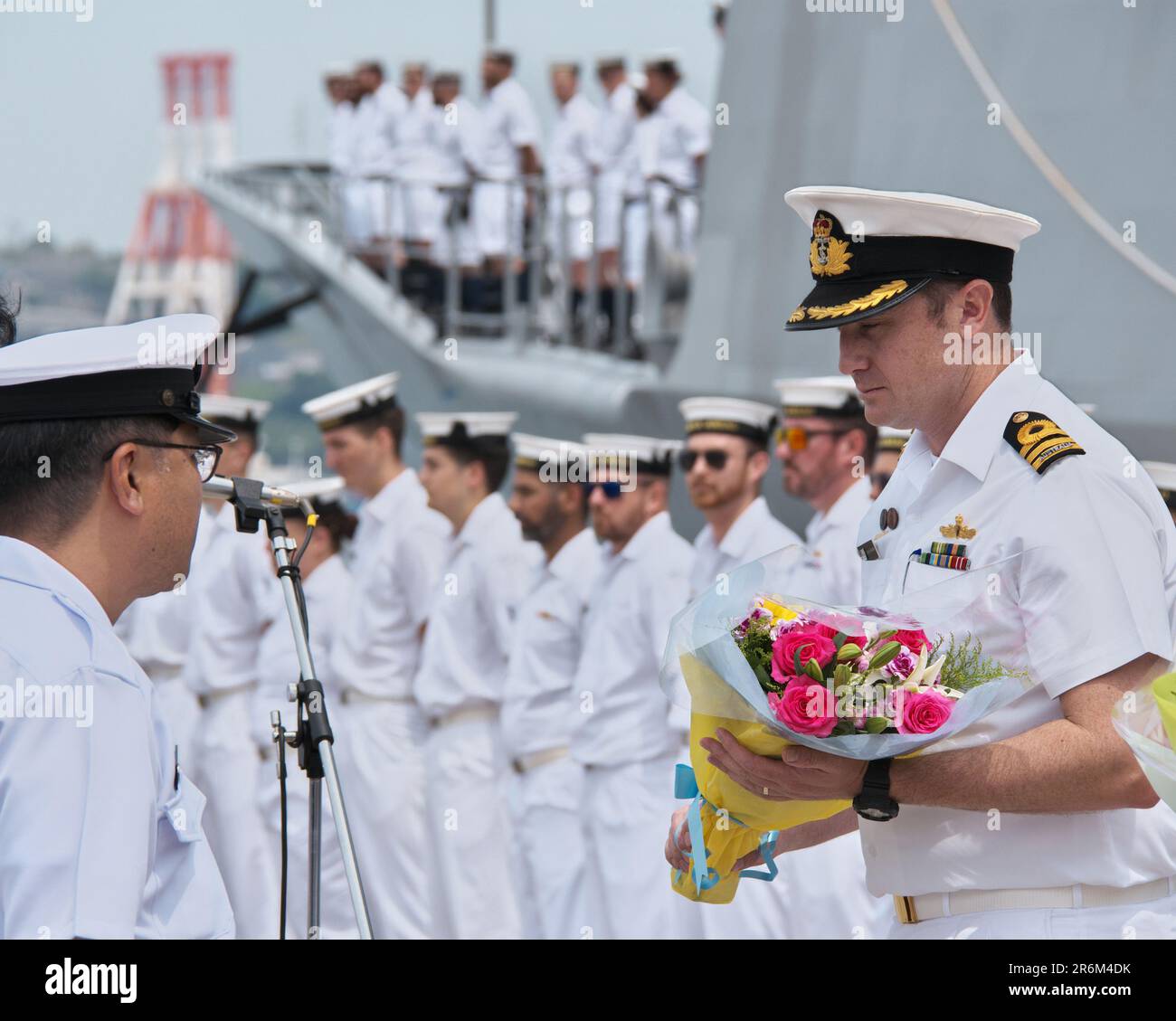 Kure, Japan. 10. Juni 2023. Royal Australian Navy, Commander David McPherson(R) von HMAS Anzac (FFH 150) nimmt am Freitag, den 10. Juni 2023, an der Begrüßungszeremonie auf der Japan Maritime Self-Defense Force Fleet Activities Kure in der Präfektur Hiroshima, Japan, Teil. Foto: Keizo Mori/UPI Credit: UPI/Alamy Live News Stockfoto