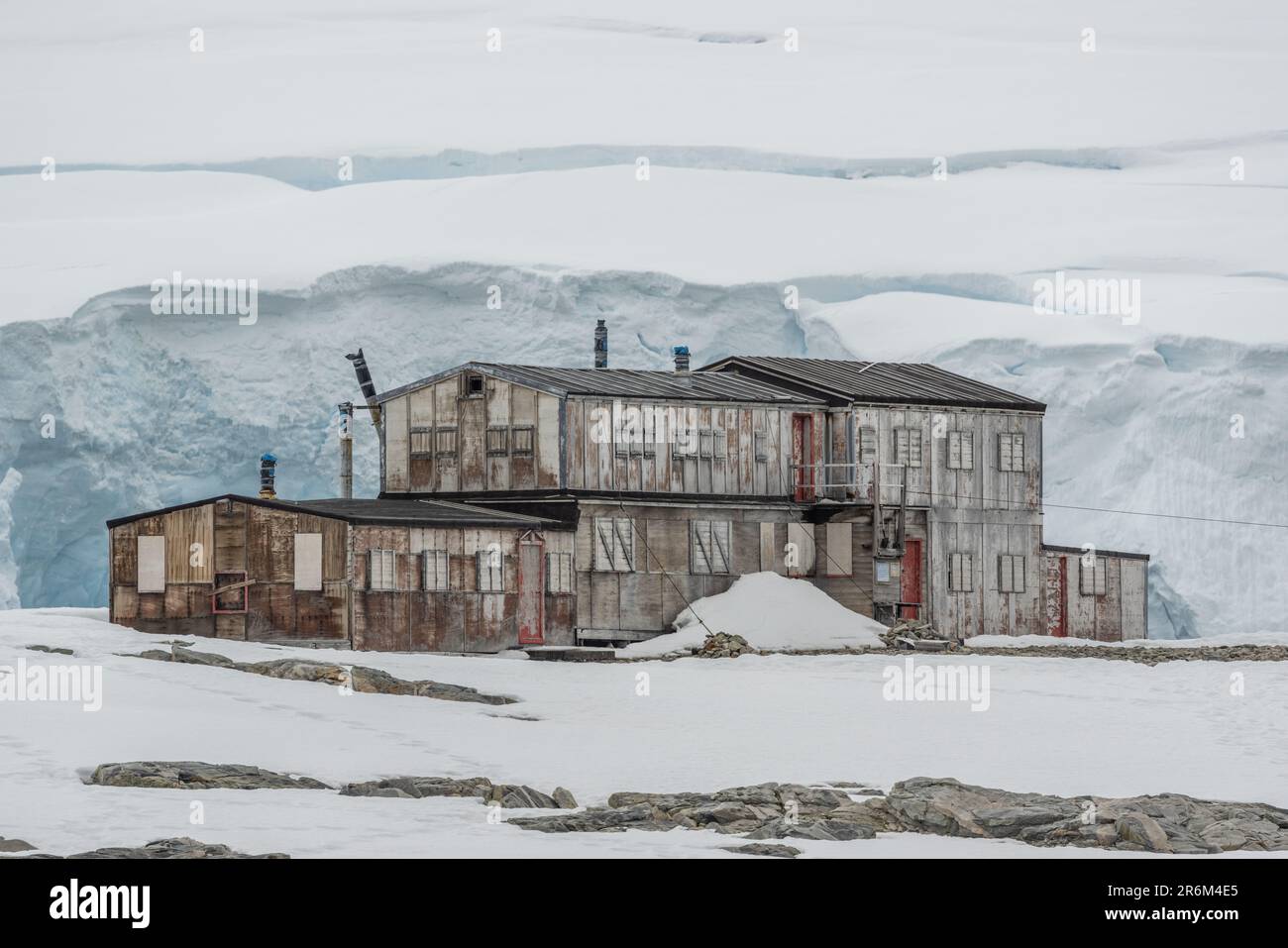 Verlassene BAS Research Station Hut auf Stoningtpn Island, Marguerite Bay, Antarktis-Halbinsel, Antarktis Stockfoto