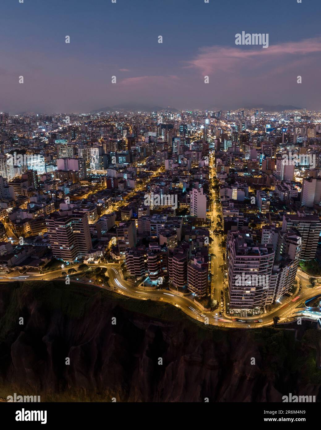 Luftaufnahme über Miraflores in der Dämmerung, Lima, Peru, Südamerika Stockfoto