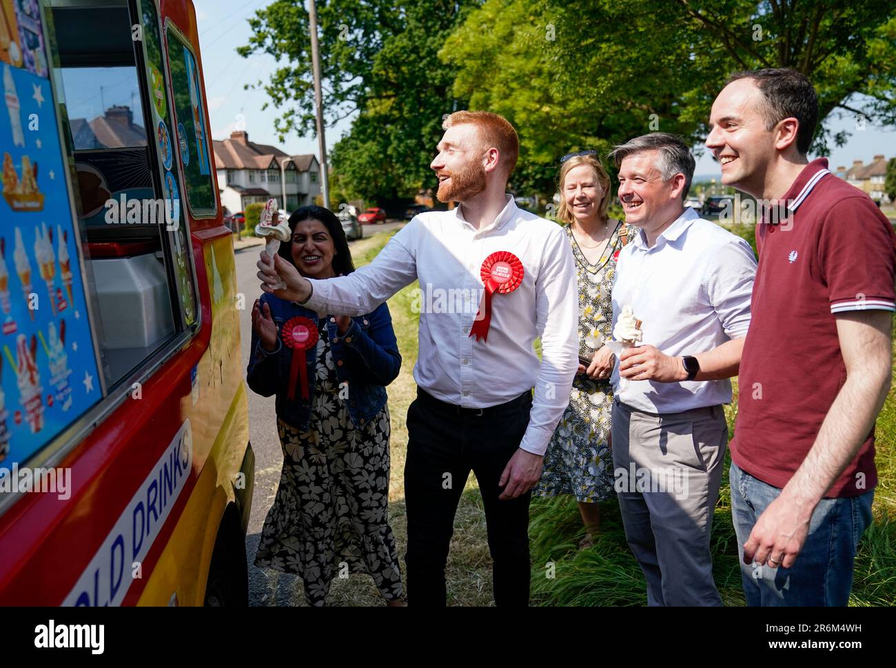 (Von links nach rechts) Abgeordnete Shabana Mahmood, nationaler Wahlkampfkoordinator der Labour-Partei, Danny Beales, Labour-Kandidat für die Wahlkreise Uxbridge und South Ruislip, Schattenarbeit- und Rentenminister Jonathan Ashworth, Und der Schattenfinanzminister des Finanzministeriums, James Murray, hielt während der Befragungen in Uxbridge, West London, an, wo eine Nachwahl durch den Rücktritt des ehemaligen Premierministers Boris Johnson ausgelöst wurde. Foto: Samstag, 10. Juni 2023. Stockfoto